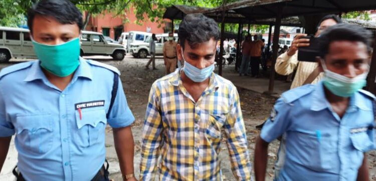 কাটোয়া থানার পুলিশের হাতে ধরা পড়ল বেআইনি অস্ত্র কারখানার মালিক