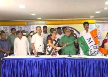 ফের বিজেপিতে ভাঙন, তৃণমূলে যোগ দিলেন বাগদার বিধায়ক