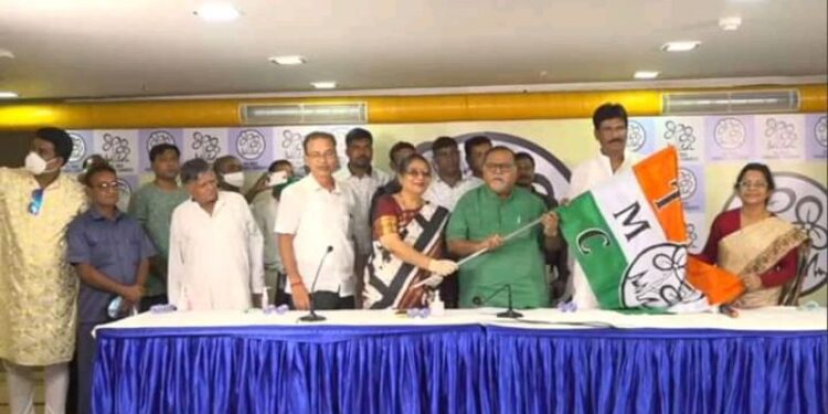 ফের বিজেপিতে ভাঙন, তৃণমূলে যোগ দিলেন বাগদার বিধায়ক