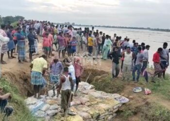 অজয় নদীর চরে গরু চড়াতে গিয়ে আচমকা জল বেড়ে যাওয়ায় জলবন্দি ৩ গ্রামবাসী ও ১১ গরু,উদ্ধার করতে গিয়ে ভেসে গেল বিপর্যয় মোকাবিলা বাহিনীর বোট