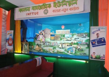 কালনায় বিশ্বকর্মা পুজোর থিম ভাবনায় ফুটে উঠলো বিজেপি ও তৃণমূলের দ্বৈরথ