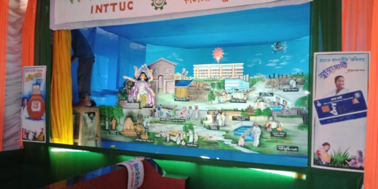 কালনায় বিশ্বকর্মা পুজোর থিম ভাবনায় ফুটে উঠলো বিজেপি ও তৃণমূলের দ্বৈরথ