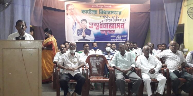 কাটোয়ায় কর্মীসভা থেকে দলের জেলা সভাপতিকে হুমকি দিলেন অনুব্রত ঘনিষ্ট তৃণমূল নেতা