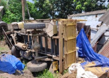 ভাতারে দোকানে ধাক্কা দিয়ে উলটে পড়ল ধান বোঝাই লরি,দোকান বন্ধ থাকায় বড়সড় দূর্ঘটনা থেকে রেহাই