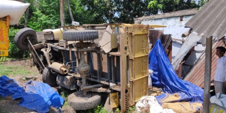ভাতারে দোকানে ধাক্কা দিয়ে উলটে পড়ল ধান বোঝাই লরি,দোকান বন্ধ থাকায় বড়সড় দূর্ঘটনা থেকে রেহাই