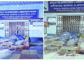 কাটোয়া হাসপাতালের বায়োমেডিকেল ওয়েষ্টেজে ছড়াচ্ছে দূষন !  সুপারের ঘরের সামনে ময়লা ফেলে প্রতিবাদ