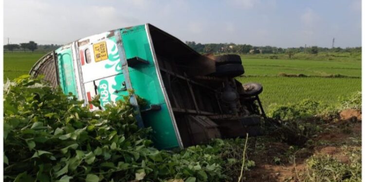 ভাতারে নিয়ন্ত্রন হারিয়ে জমিতে উলটে পড়ল বাস, জখম ১