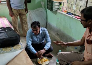 আউশগ্রামে ভূয়ো বনকর্মীর হদিশ, মুচলেকা নিয়ে ছেড়ে দিলেন বনাধিকারিক