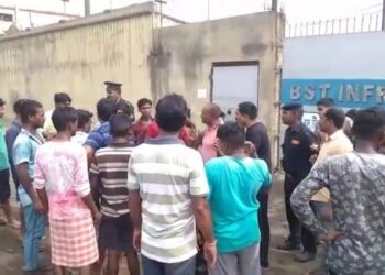 জামুড়িয়ায় লরির ধাক্কায় বাইক আরোহীর জখম হওয়ার ঘটনায় উত্তেজনা, বেসরকারী কারখানার নিরাপত্তারক্ষীদের বিরুদ্ধে লাঠিচার্জ ও গুলি চালানোর অভিযোগ