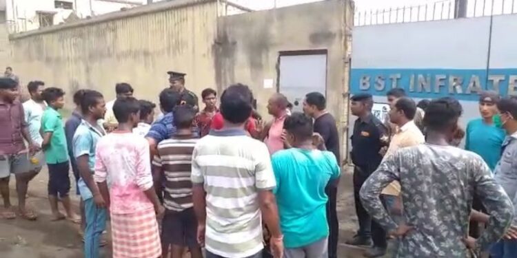 জামুড়িয়ায় লরির ধাক্কায় বাইক আরোহীর জখম হওয়ার ঘটনায় উত্তেজনা, বেসরকারী কারখানার নিরাপত্তারক্ষীদের বিরুদ্ধে লাঠিচার্জ ও গুলি চালানোর অভিযোগ