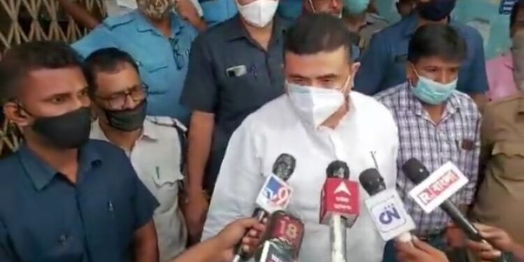 বিষপানকারী চিকিৎসাধীন শিক্ষিকার খোঁজ নিতে হাসপাতালে গেলেন শুভেন্দু অধিকারী