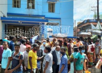 কাটোয়ায় গুজবের জেরে টিকার কুপন নিতে মহকুমাশাসকের দফতরের সামনে রাত জেগে লাইন
