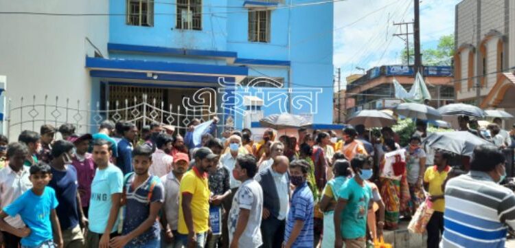 কাটোয়ায় গুজবের জেরে টিকার কুপন নিতে মহকুমাশাসকের দফতরের সামনে রাত জেগে লাইন