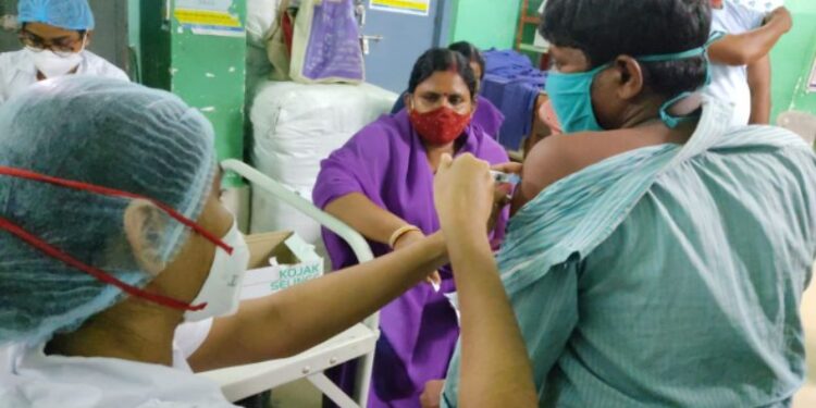 এবার আর লাইনে হুড়োহুড়ি নয়, বাড়িতে বসেই কোভিডের টিকার কুপন পেয়ে যাবেন পূর্ব বর্ধমান জেলার বাসিন্দারা