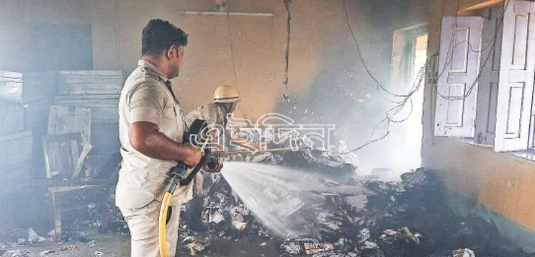কাটোয়া-১ পঞ্চায়েত সমিতির গোডাউনে অগ্নিকান্ড, ভস্মীভূত বহু গুরুত্বপূর্ণ সরকারি নথিপত্র