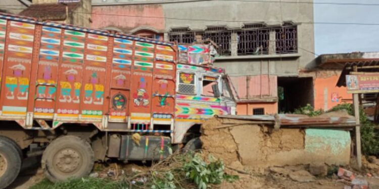 মন্তেশ্বরে নিয়ন্ত্রন হারিয়ে মনসা মন্দির ও দুই বাড়িতে ধাক্কা ফাঁকা লরির, গুরুতর জখম ৩