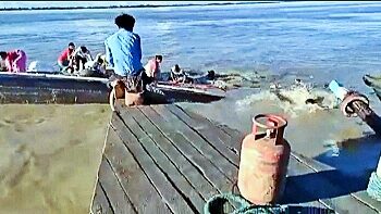 আসামে ব্রহ্মপুত্র নদীর জোরহাটের নিমতি ঘাটে দুই যাত্রীবাহী নৌকায় সংঘর্ষ, নিখোঁজ বহু মহিলা ও পুরুষ যাত্রী