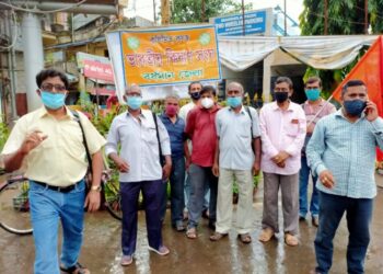 বিভিন্ন দাবিতে জেলা শাসকের দপ্তরের সামনে ধর্ণায় ভারতীয় কৃষাণ সঙ্ঘ