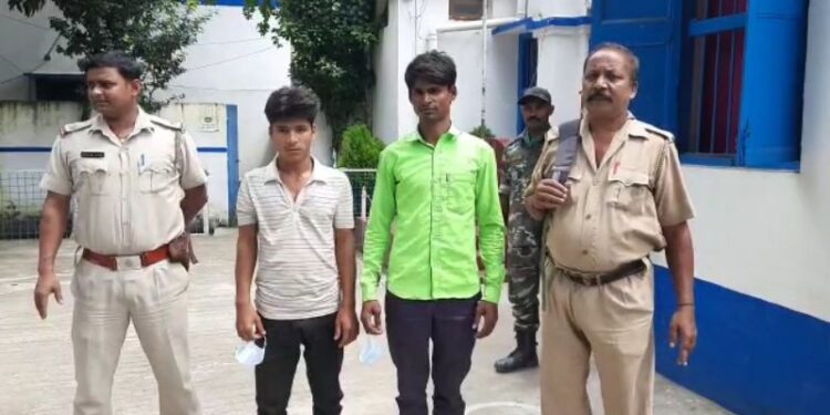 প্রেমের টোপ দিয়ে দুই যুবককে অপহরন করে মুক্তিপন দাবি, পুলিশের অভিযানে গ্রেফতার দুই অপহরনকারী, উদ্ধার অপহৃতরা