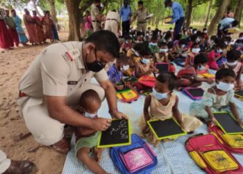 আন্তর্জাতিক সাক্ষরতা দিবসে শিক্ষকের ভূমিকায় ভাতার থানার পুলিশ