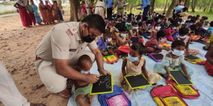 আন্তর্জাতিক সাক্ষরতা দিবসে শিক্ষকের ভূমিকায় ভাতার থানার পুলিশ