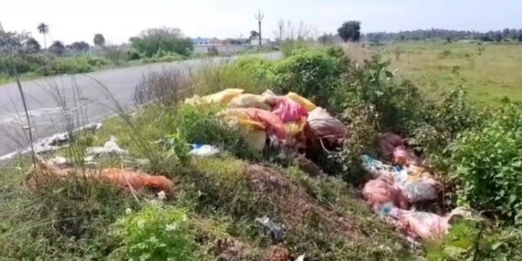 রাস্তার পাশে হাসপাতালের বর্জ্য সামগ্রী ঘিরে আতঙ্ক বাঁকুড়ায়