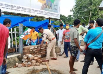 কাটোয়ায় হকার সংগঠনের বাধায় বন্ধ প্লাটফর্মের পাশে জায়গা ঘেরার কাজ