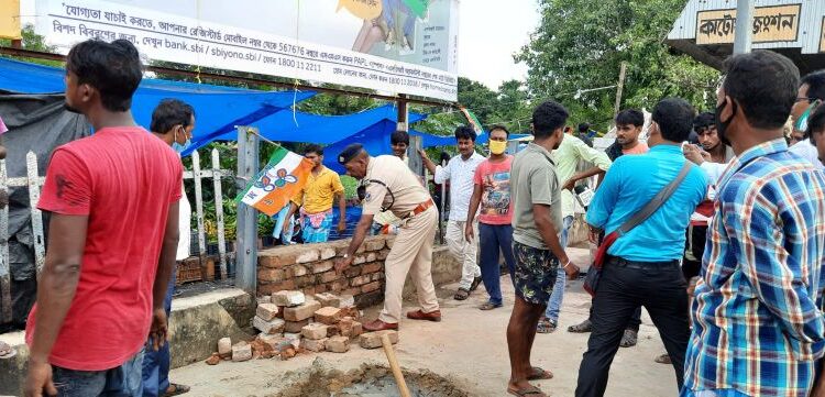 কাটোয়ায় হকার সংগঠনের বাধায় বন্ধ প্লাটফর্মের পাশে জায়গা ঘেরার কাজ
