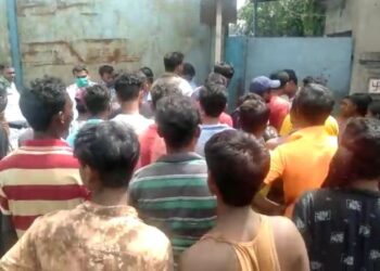 মুরগির মাংস কেনা নিয়ে বচসার জেরে ধুন্ধুমার কান্ড জামুড়িয়ায়