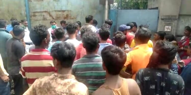 মুরগির মাংস কেনা নিয়ে বচসার জেরে ধুন্ধুমার কান্ড জামুড়িয়ায়