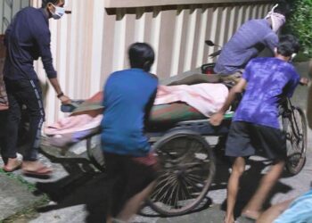 ঘরের দরজা ভেঙে দু’দিন বাদ শিক্ষিকার ঝুলন্ত মৃতদেহ উদ্ধার করল পুলিশ