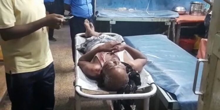 ছাদের জল নিকাশি নিয়ে বিবাদের জেরে প্রতিবেশী পরিবারের হামলা ! জখম ৫