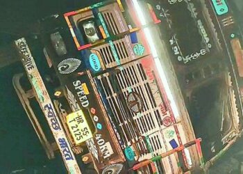 তপসী রেলগেটের কাছে উলটে পড়ল কয়লা বোঝাই লরি,চাঞ্চল্য