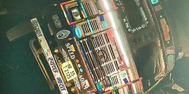 তপসী রেলগেটের কাছে উলটে পড়ল কয়লা বোঝাই লরি,চাঞ্চল্য