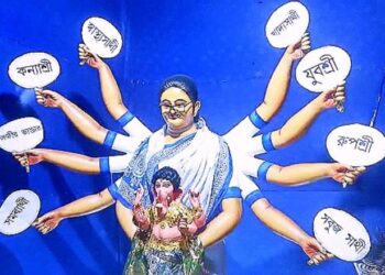 দশভূজা মুখ্যমন্ত্রীর কোলে গনেশ !   তৃণমূলের গনেশ পূজোর মূর্তি ঘিরে বিতর্ক হরিশ্চন্দ্রপুরে