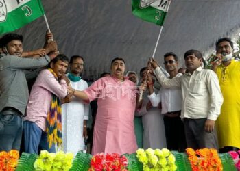 গুজরাটের মুখ্যমন্ত্রীর পদত্যাগ নিতে প্রধানমন্ত্রী ও স্বরাষ্ট্রমন্ত্রীকে কটাক্ষ অনুব্রত মণ্ডলের