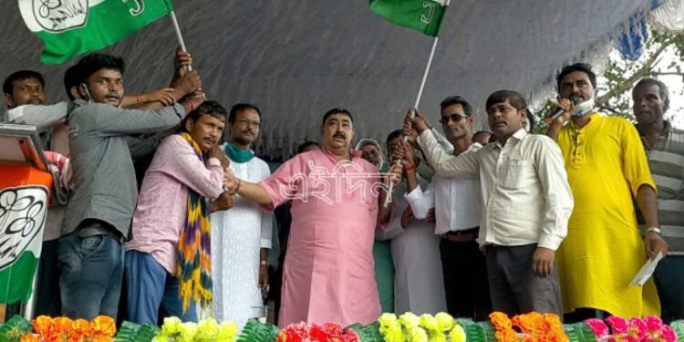 গুজরাটের মুখ্যমন্ত্রীর পদত্যাগ নিতে প্রধানমন্ত্রী ও স্বরাষ্ট্রমন্ত্রীকে কটাক্ষ অনুব্রত মণ্ডলের