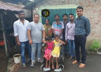 ভাতারের সোশ্যাল মিডিয়া গ্রুপের মানবিক উদ্যোগ ,বাঁকুড়ার প্রতিবন্ধী শিশুর পরিবারের হাতে তুলে দেওয়া হল হুইলচেয়ার ও পূজোর পোশাক