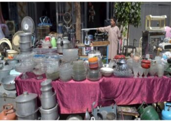 খিদের জ্বালায় রাস্তার বসে গৃহস্থালি সামগ্রী বিক্রি করতে শুরু করেছে আফগানিরা