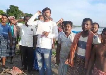 তৃণমূলের পতাকা লাগিয়ে নদী দখল !  বিপাকে ৫০০ মৎস্যজীবি