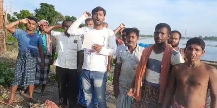 তৃণমূলের পতাকা লাগিয়ে নদী দখল !  বিপাকে ৫০০ মৎস্যজীবি