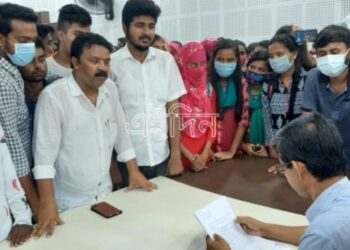 ভর্তি হতে না পেরে উচ্চ মাধ্যমিক উত্তীর্ণ পড়ুয়াদের কাটোয়া কলেজের অধ্যক্ষকে ঘিরে বিক্ষোভ