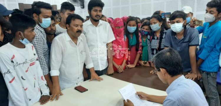 ভর্তি হতে না পেরে উচ্চ মাধ্যমিক উত্তীর্ণ পড়ুয়াদের কাটোয়া কলেজের অধ্যক্ষকে ঘিরে বিক্ষোভ