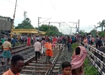 বেহাল রাস্তা সারাইয়ের দাবিতে রেল ও সড়কপথ অবরেধ করে বিক্ষোভ বাসিন্দাদের