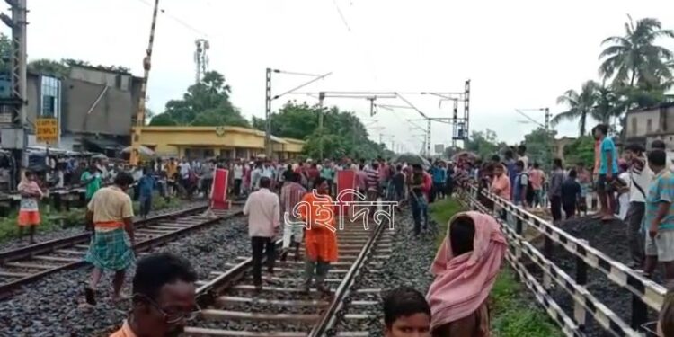 বেহাল রাস্তা সারাইয়ের দাবিতে রেল ও সড়কপথ অবরেধ করে বিক্ষোভ বাসিন্দাদের