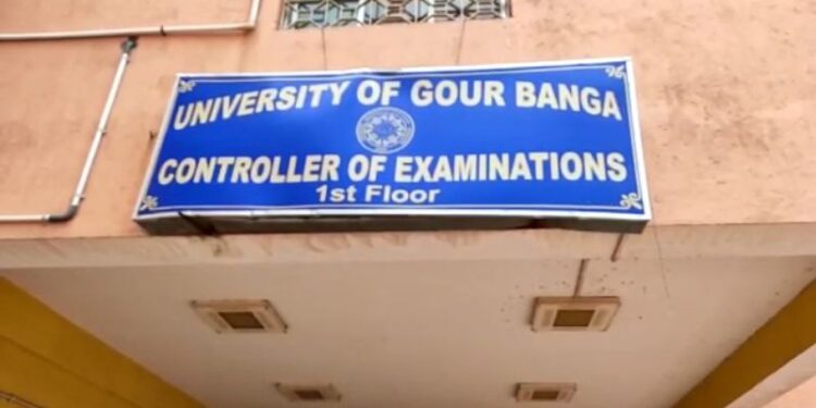 অ্যাডমিট কার্ড ছাড়াই পরীক্ষা দিচ্ছেন গৌড়বঙ্গ বিশ্ববিদ্যালয়ে ছাত্রছাত্রীরা