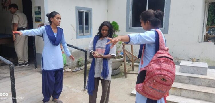 ভাতারে মানসিক ভারসাম্যহীন তরুনীকে উদ্ধার করে চিকিৎসার জন্য পাঠাল পুলিশ