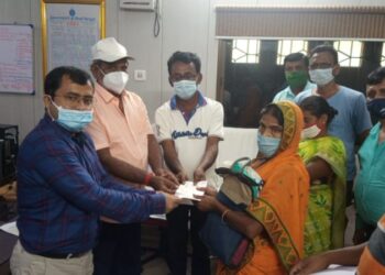 ভাতারে সাপের কামড়ে মৃত ৩ ব্যক্তির পরিবারের হাতে আর্থিক সাহায্য তুলে দিলেন বিধায়ক ও বিডিও