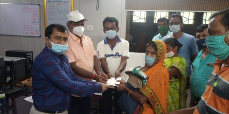 ভাতারে সাপের কামড়ে মৃত ৩ ব্যক্তির পরিবারের হাতে আর্থিক সাহায্য তুলে দিলেন বিধায়ক ও বিডিও