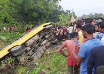 মানিকচকে যাত্রীবাহী বাসের ধাক্কায় মৃত শিশু, বাস উলটে জখম ৩০ বাসযাত্রী